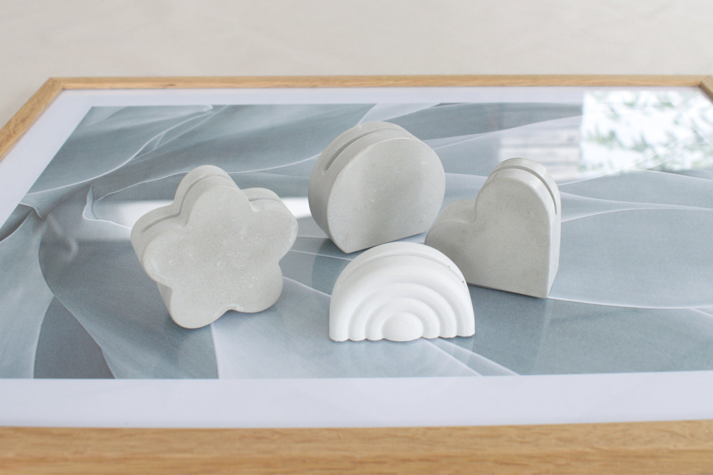 Fotohalter aus Beton, Fotoaufsteller, Tischdeko Hochzeit, Visitenkartenhalter Herz, Blume, Kreis oder Regenbogen, Kartenhalter aus Beton