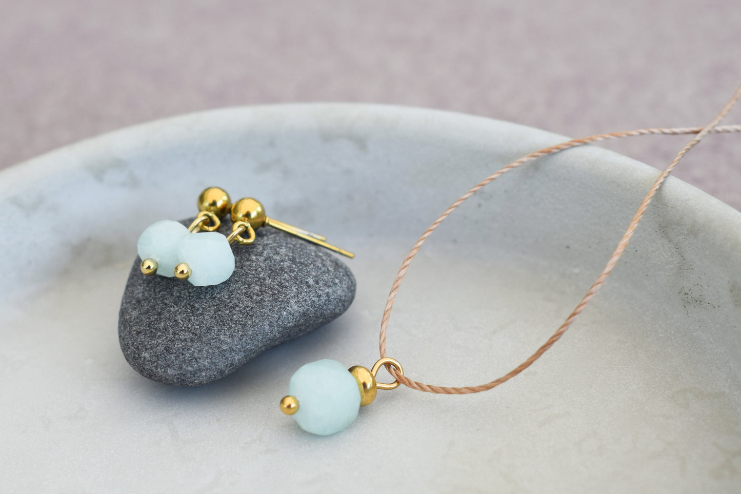 Goldene Jade Halskette in hellem türkis – Eleganter Edelstein Anhänger mit goldener Perle und braunem Nylonband