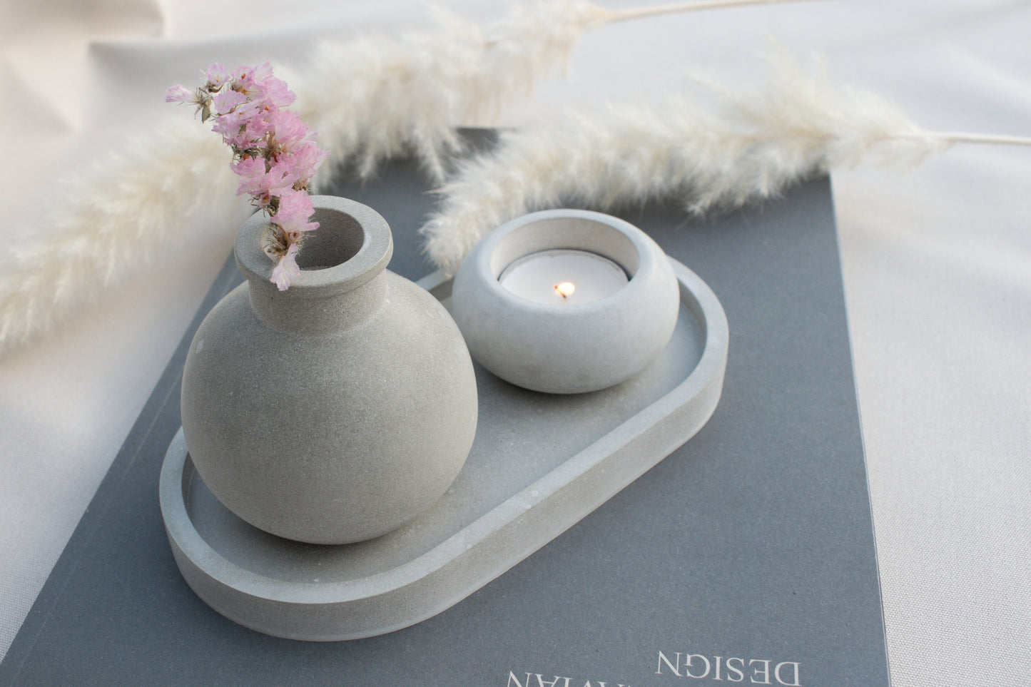 Industrial Deko Set aus grauem Beton, Vase für Trockenblumen, Teelichthalter mit Deckel & Tablett – Minimalistische Wohnaccessoires