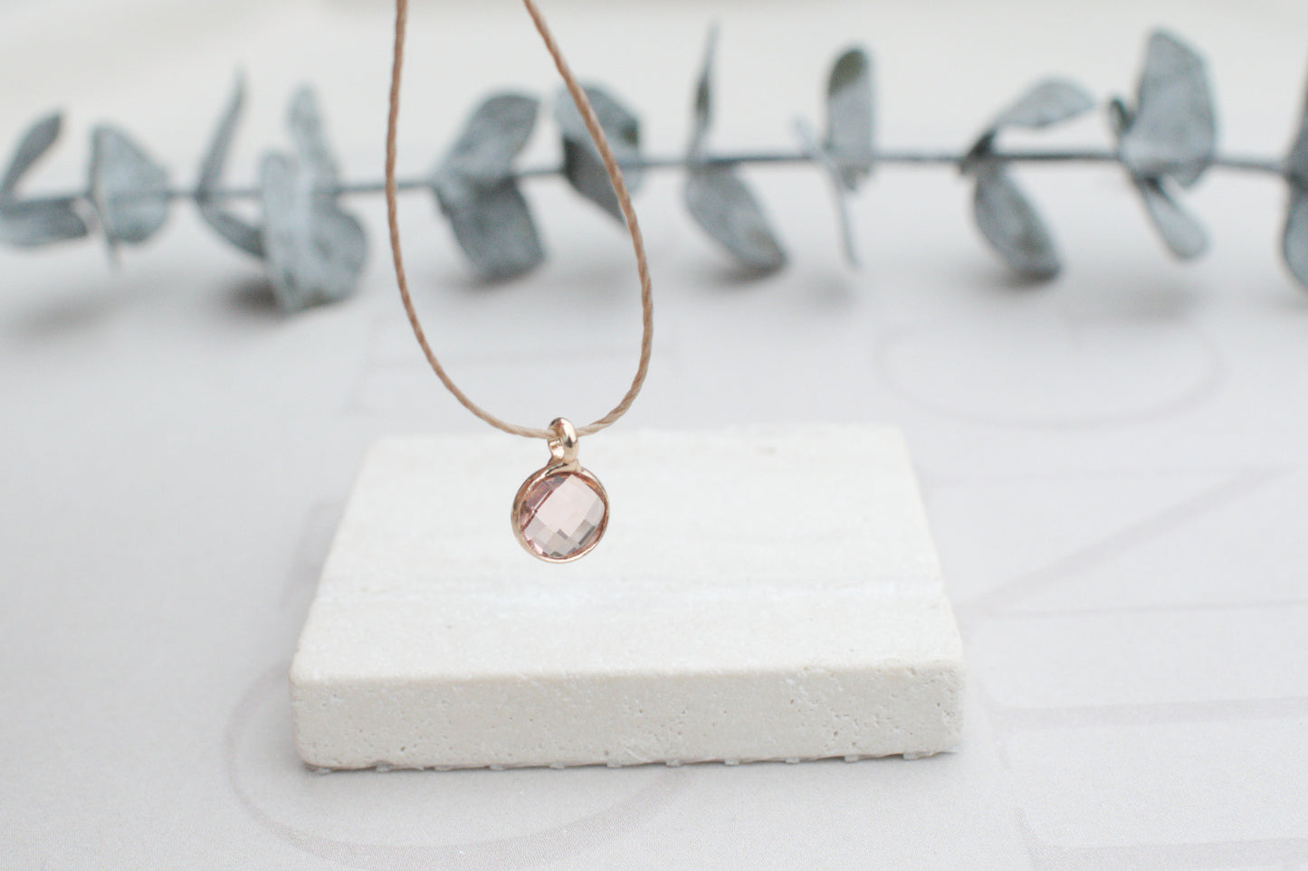 Minimalistische Kette mit rosa goldenem Anhänger