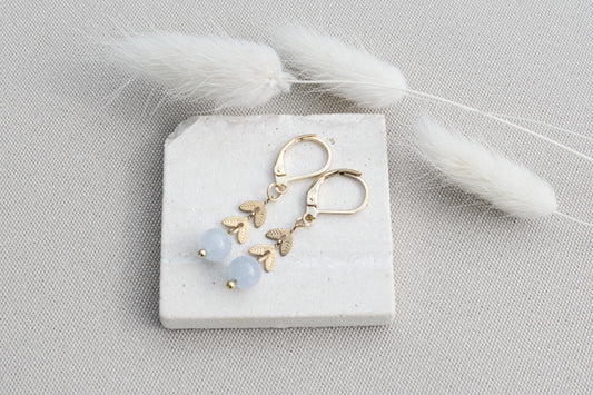 Goldene Ohrringe mit Blättern und Aquamarin, Naturstein Ohrringe, Boho Ohrringe