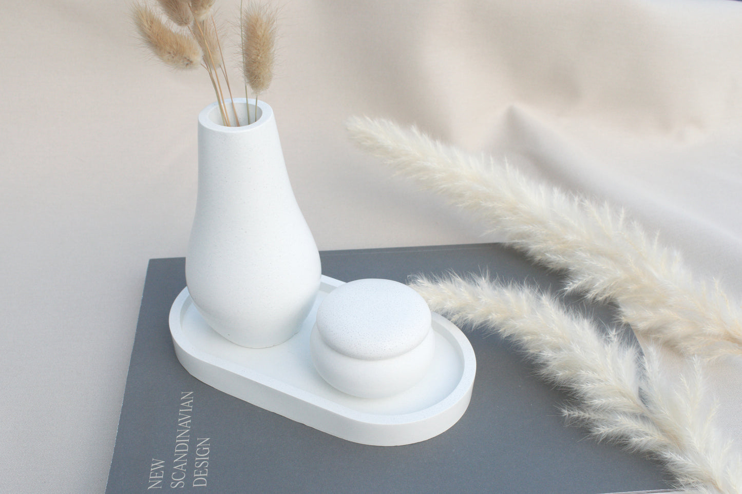 Set aus weißem Beton mit Tablett, Vase und Teelichthalter, minimalistische Deko im Industrial und Skandi Style