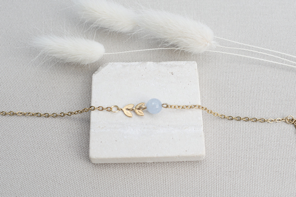 Goldene Ohrringe mit Blättern und Aquamarin, Naturstein Ohrringe, Boho Ohrringe