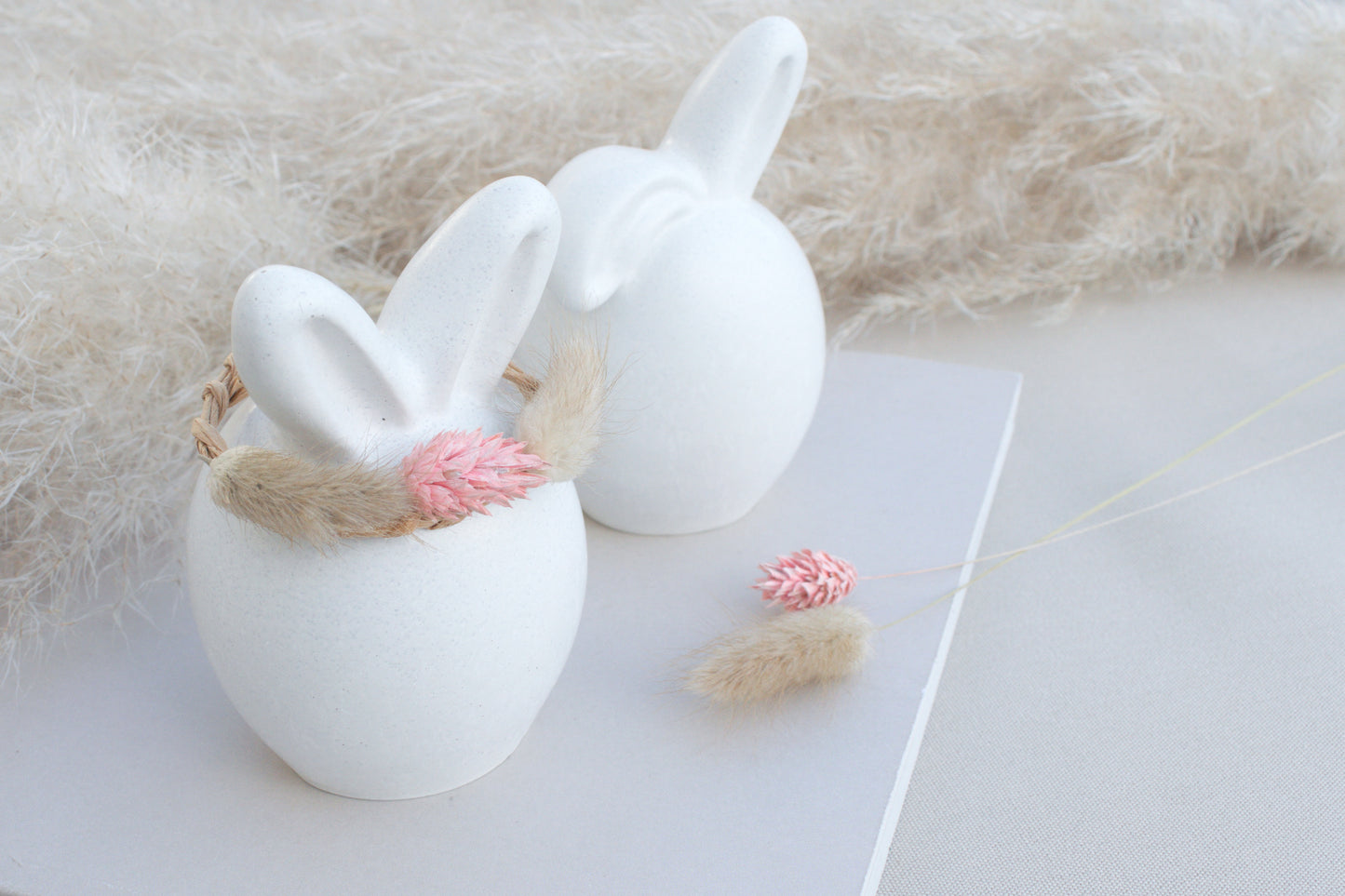 Zwei Osterhasen aus weißem Beton – Skandi Osterdeko, minimalistisch & zeitlos