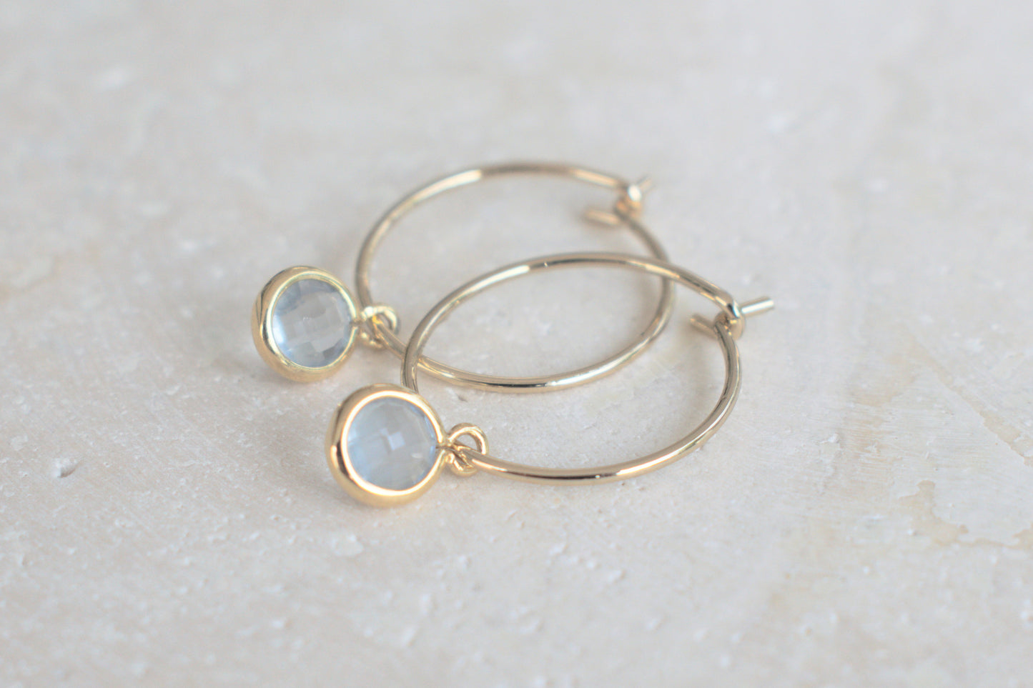 Elegante goldene Creolen Ohhringe mit hellblauem Anhänger