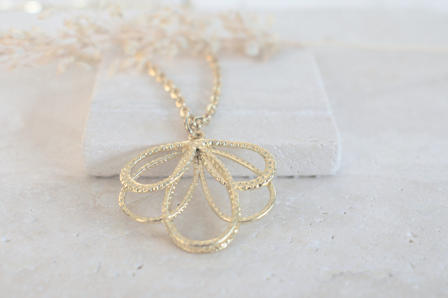 Goldene Kette mit Boho Blumenanhänger