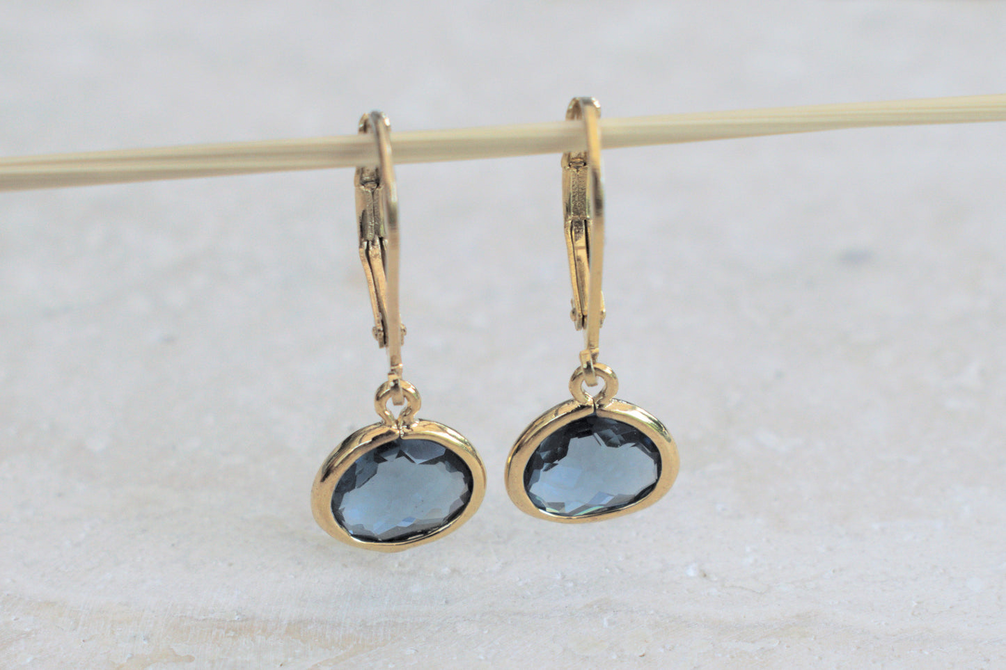 Zartes goldenes Armband mit blauem Stein für Damen