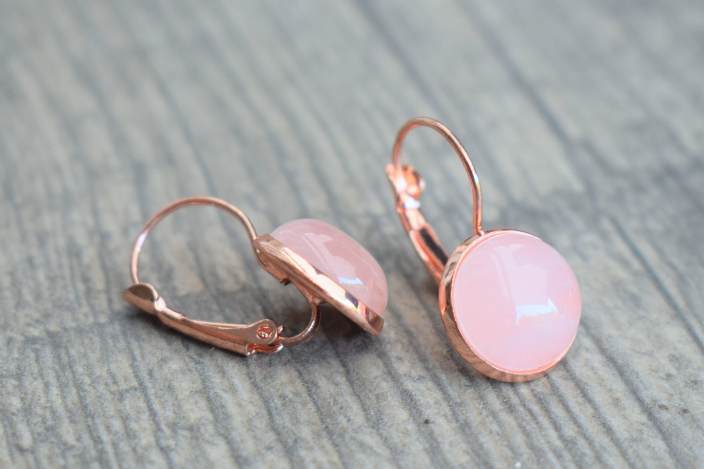 Rosegoldene Ohrringe mit einem Cabochon aus dem Edelstein Rosenquarz