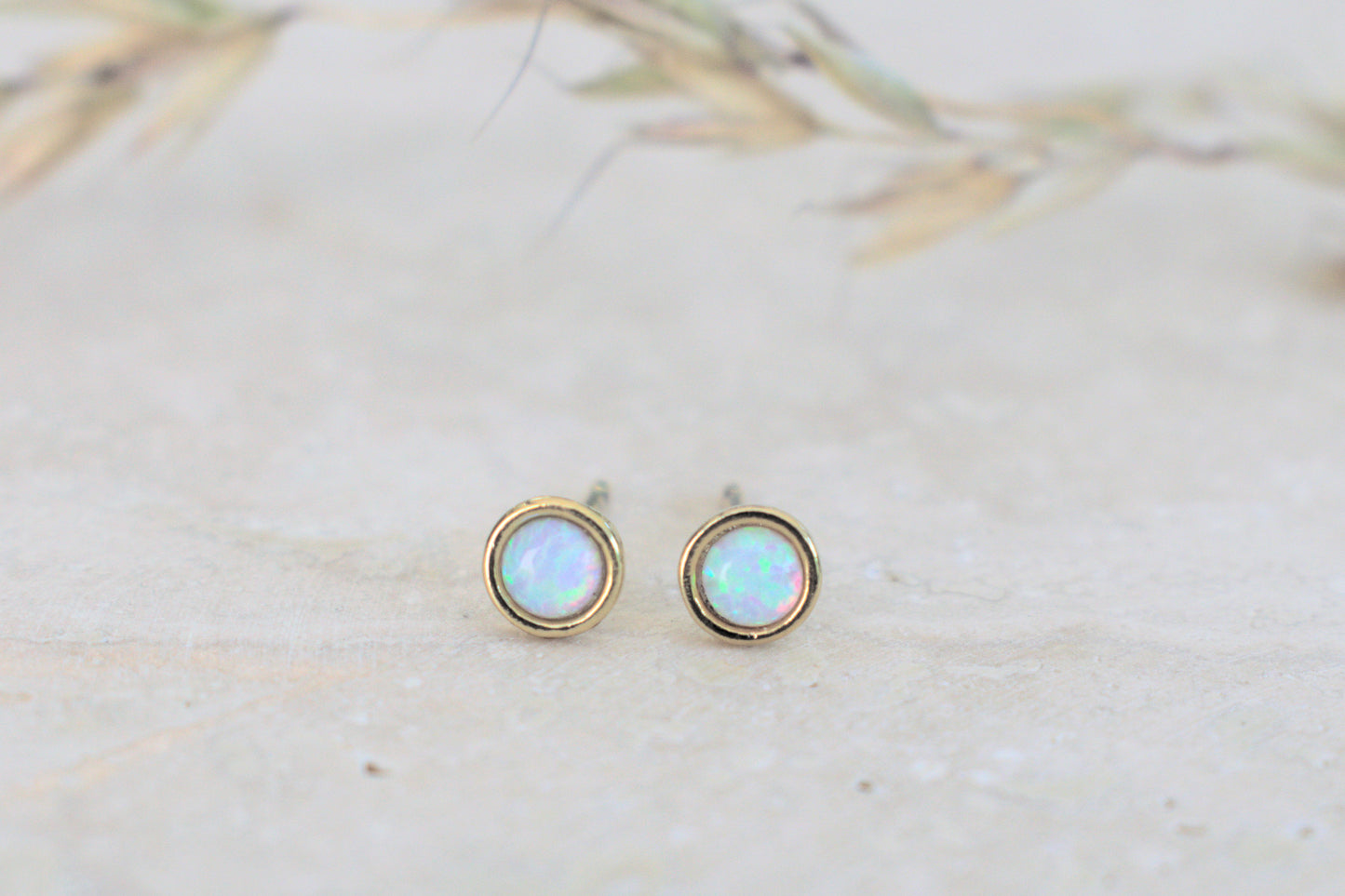 Goldene runde Ohrstecker mit dem Edelstein Mondstein