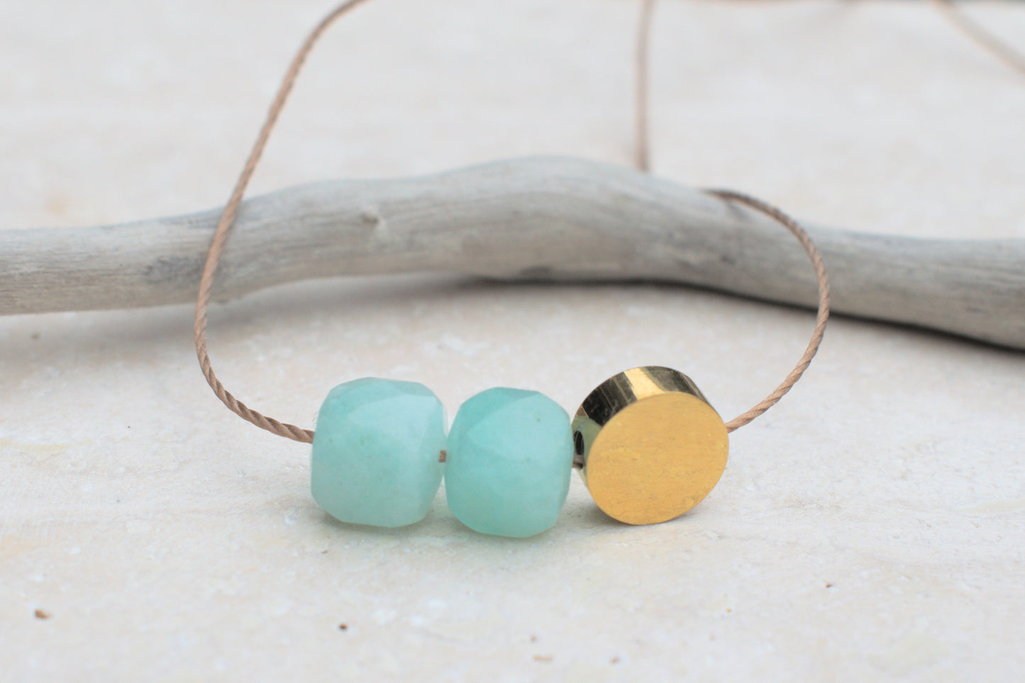 Freundschaftsarmband mit echten türkisen Jade Edelsteinen und einer flachen goldenen Perle