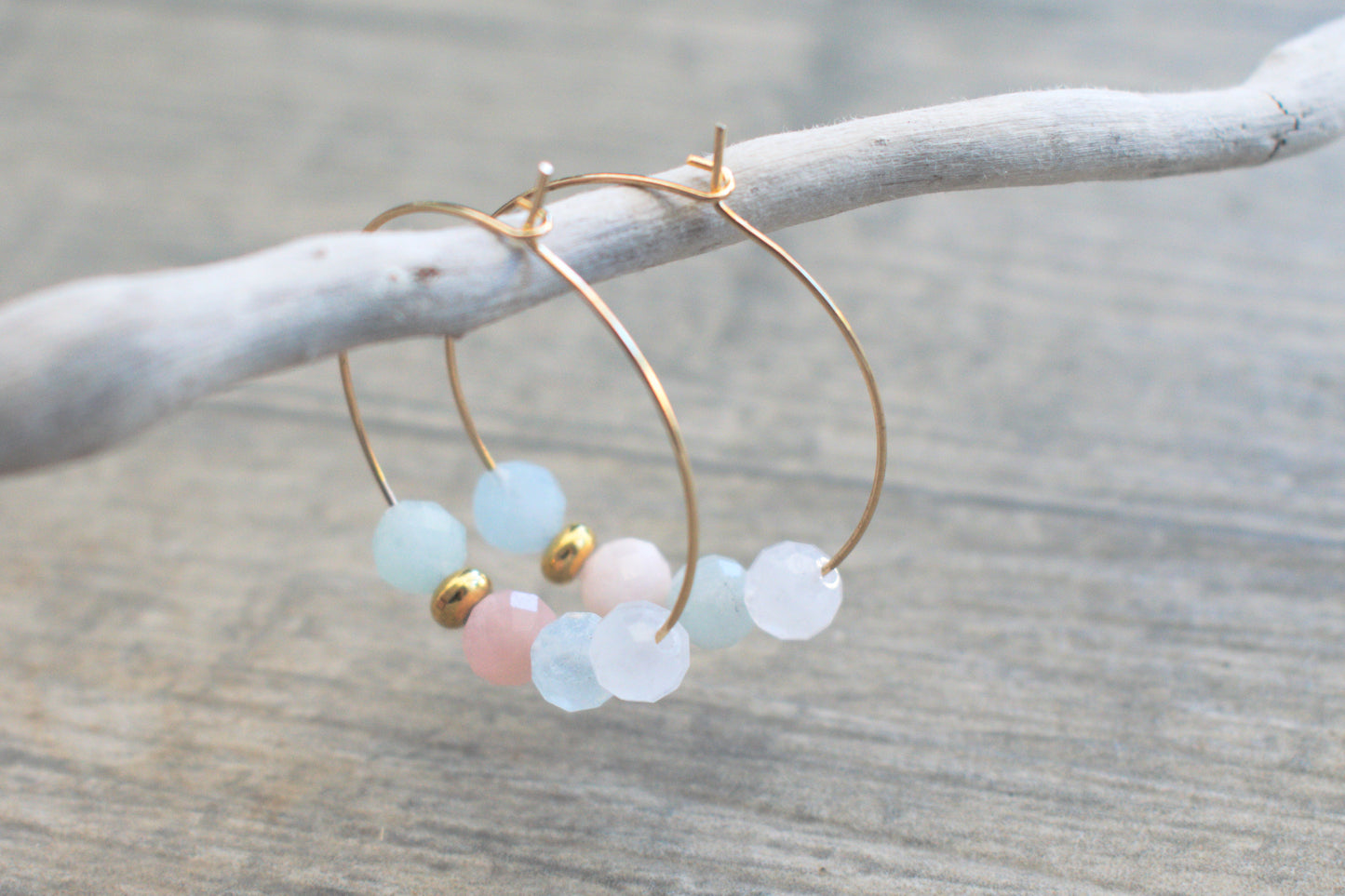 Freundschaftsarmband mit echten bunten Morganit Edelsteinen und einer eleganten goldenen Perle