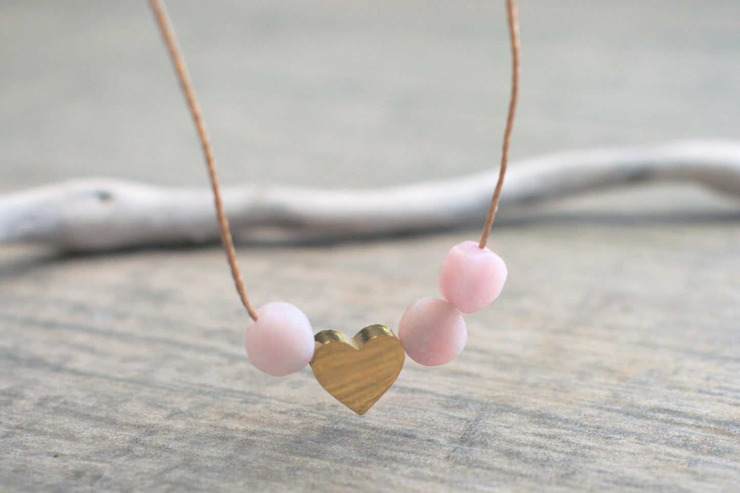 Freundschaftsarmband mit einem goldenen flachen Herz und drei kleinen rosa Opal Edelsteinen flach geschliffen