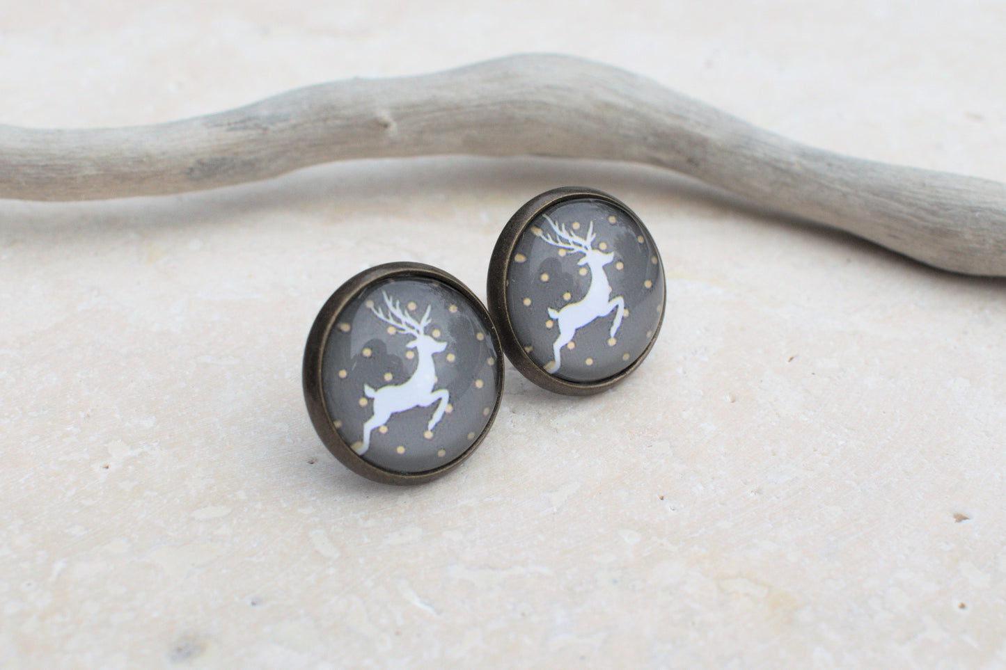 Bronzene Ohrstecker mit Cabochon und weihnachtlichem Hirsch Motiv