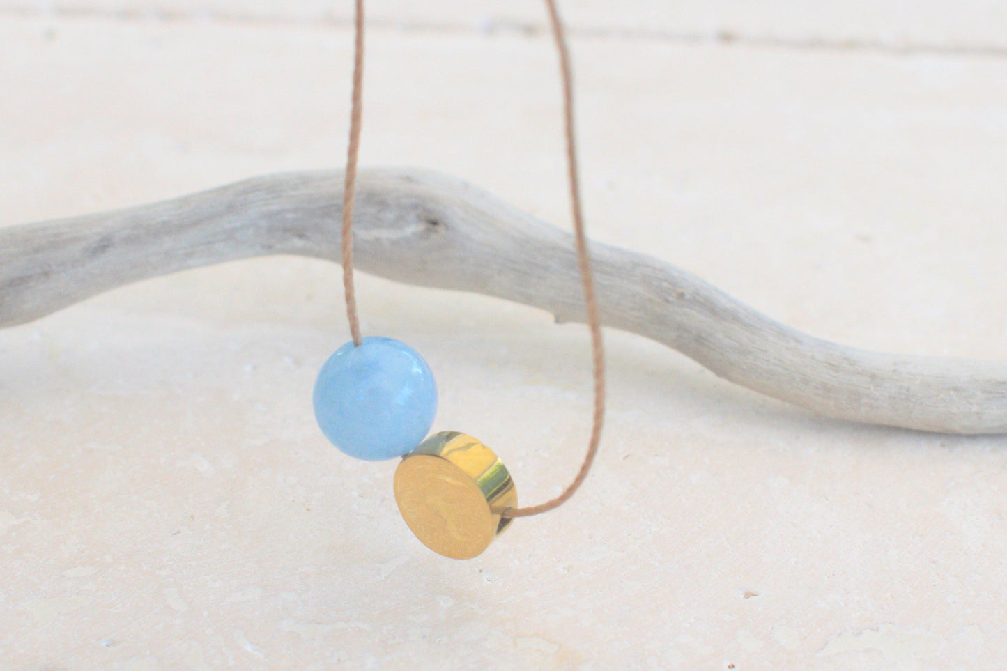 Armband mit himmelblauem Aquamarin in einer goldenen flachen Perle aus Edelstahl, Talisman