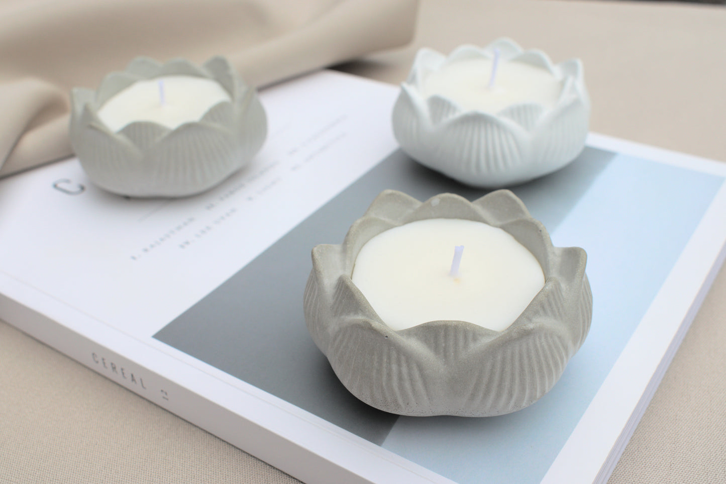 Kerze aus Beton in Form einer Blume, der Lotusblüte