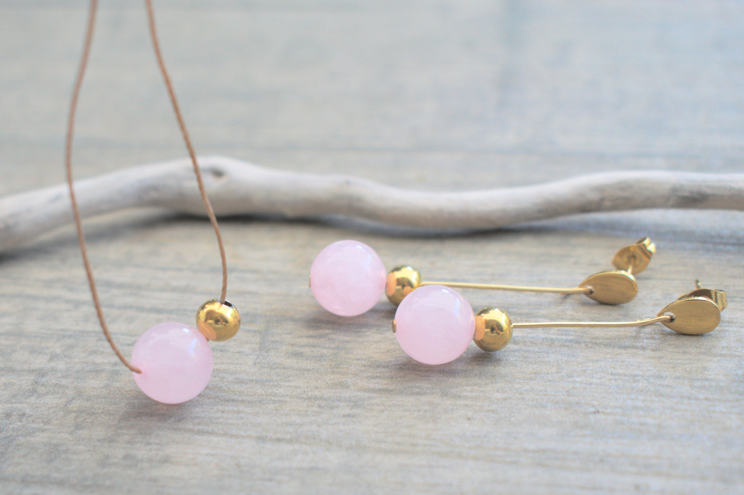 Delicate necklace with rose quartz gemstone and a golden pearl for women