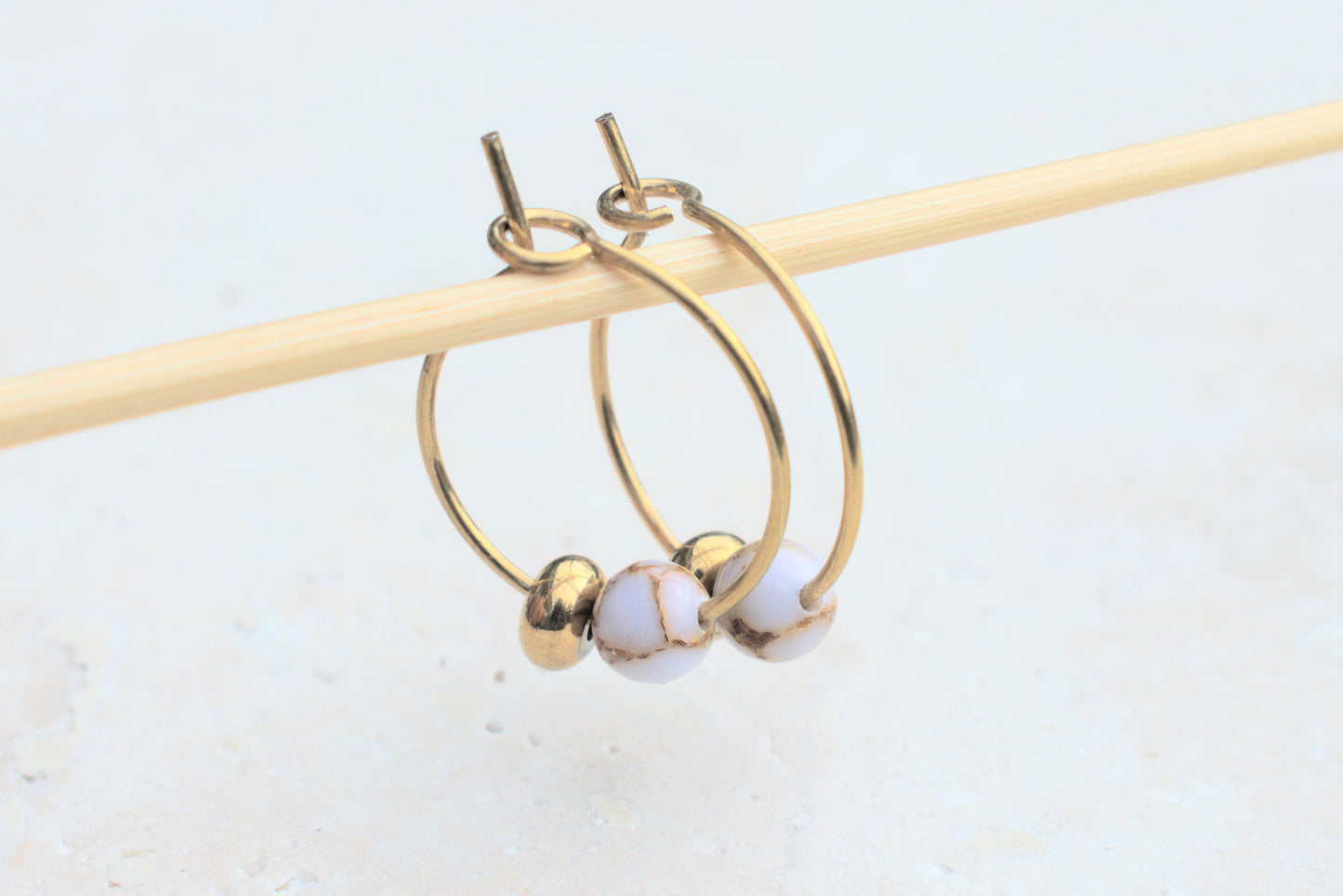 Halskette aus Nylon mit weiß goldenen Howlit Edelstein Perlen in Marmoroptik