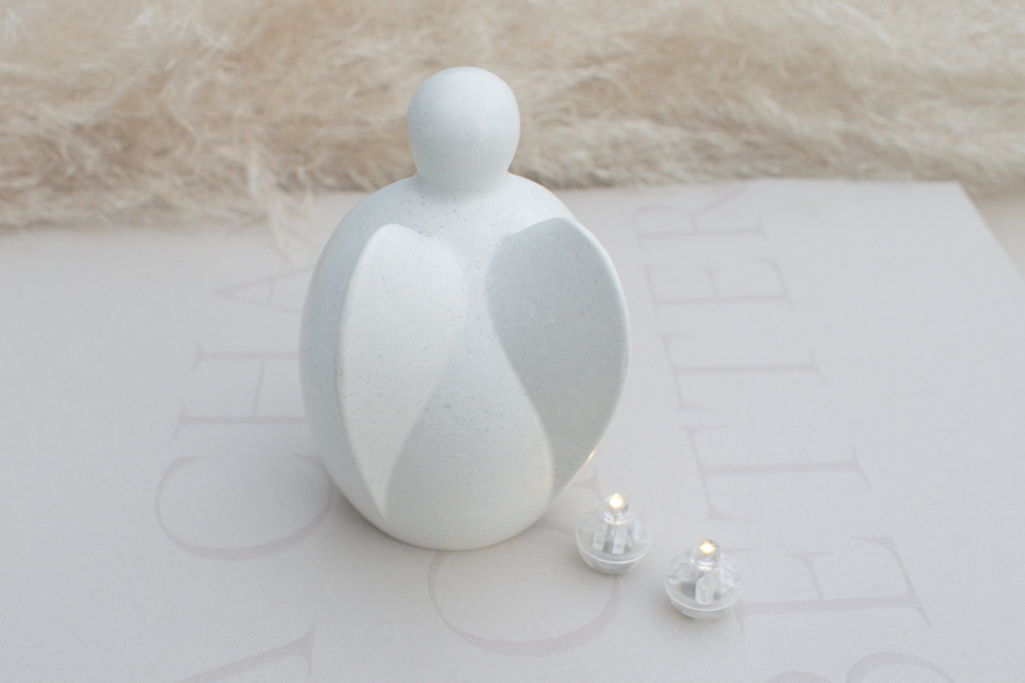 Weißer Skandi Engel aus Beton mit kleinem Licht für Dein nordisches zu Hause