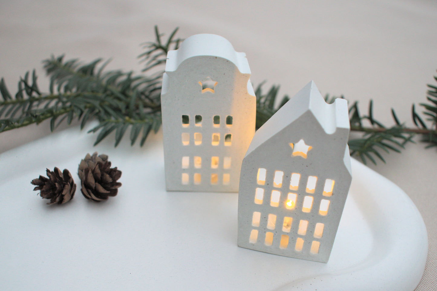 Skandi mini Lichthäuser Set aus weißem Beton für ein nordisches hygge zu Hause mit Licht