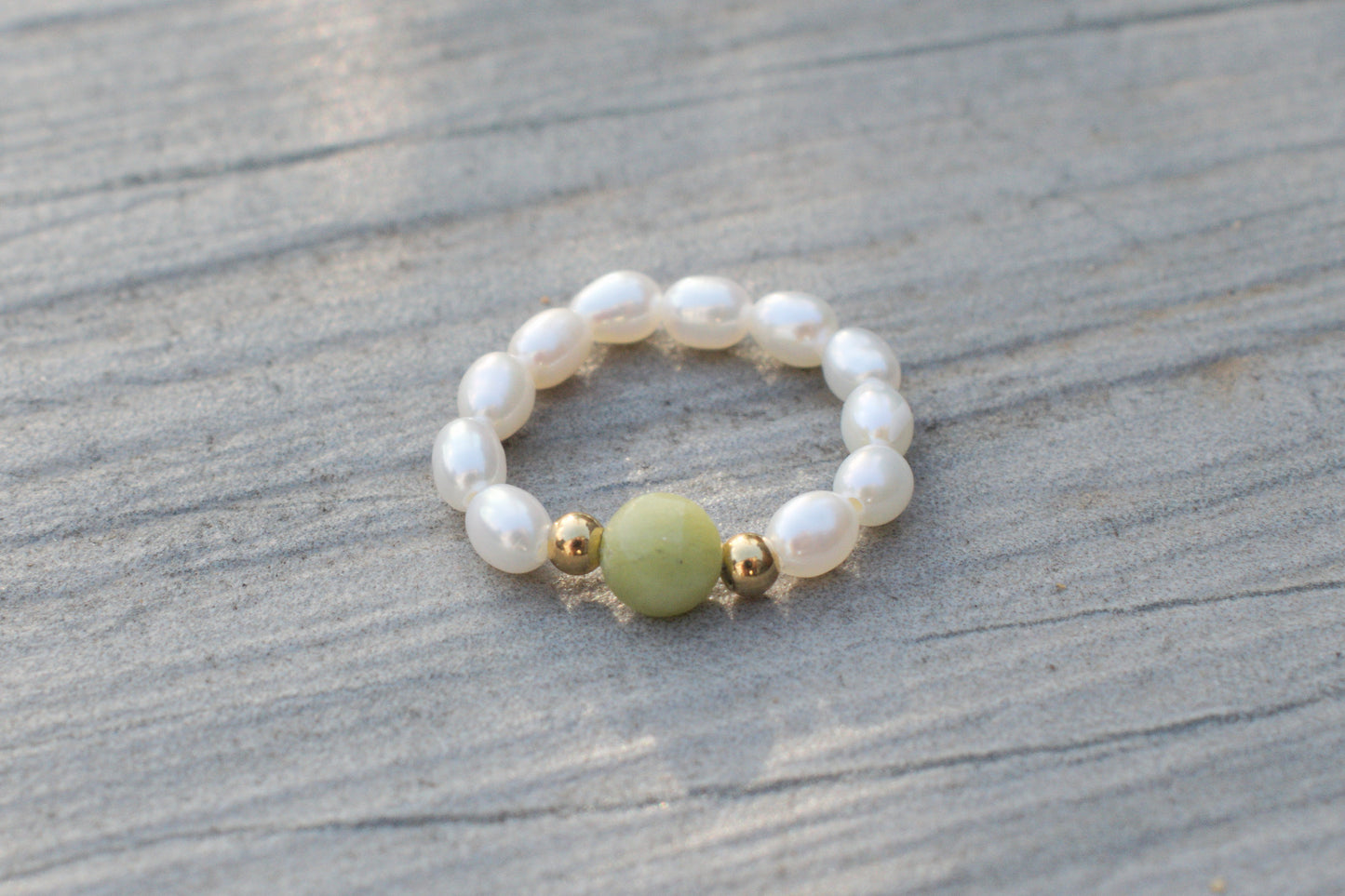 Flexibles Ring Set aus Süsswasserperlen in grün weiß und gold