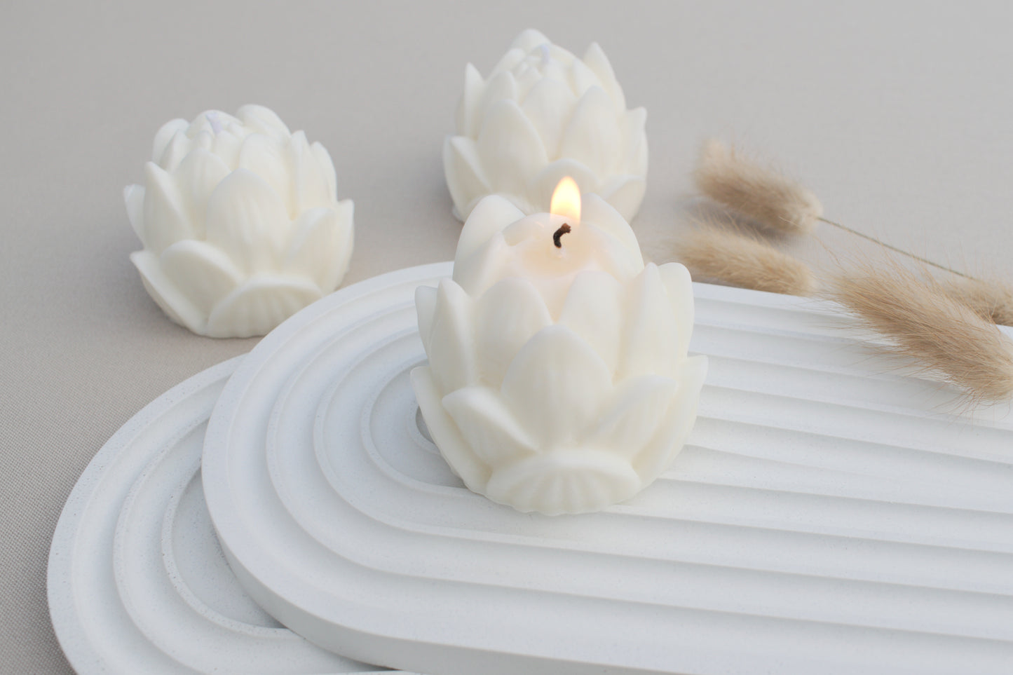 Handgemachte Kerze Lotusblüte aus weißem Sojawachs als Deko