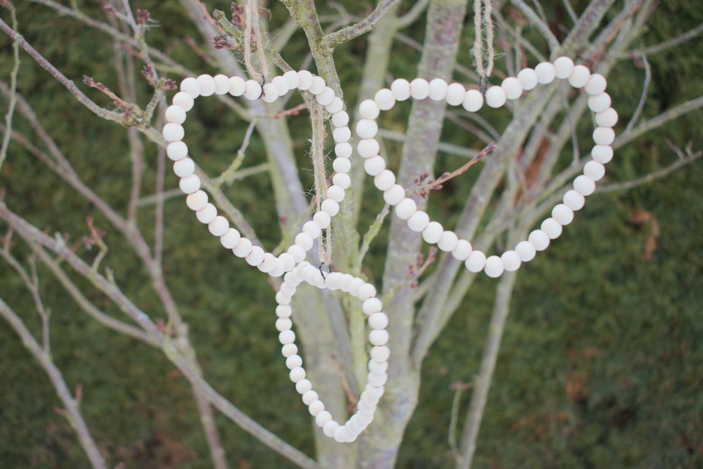 Herz aus Draht & Holzperlen – natürliche Deko im Skandi-Stil