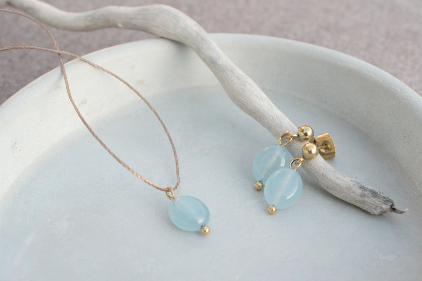 Vergoldete Edelstahl Ohrstecker mit ovalem, flachen Aquamarin – minimalistisch & zeitlos