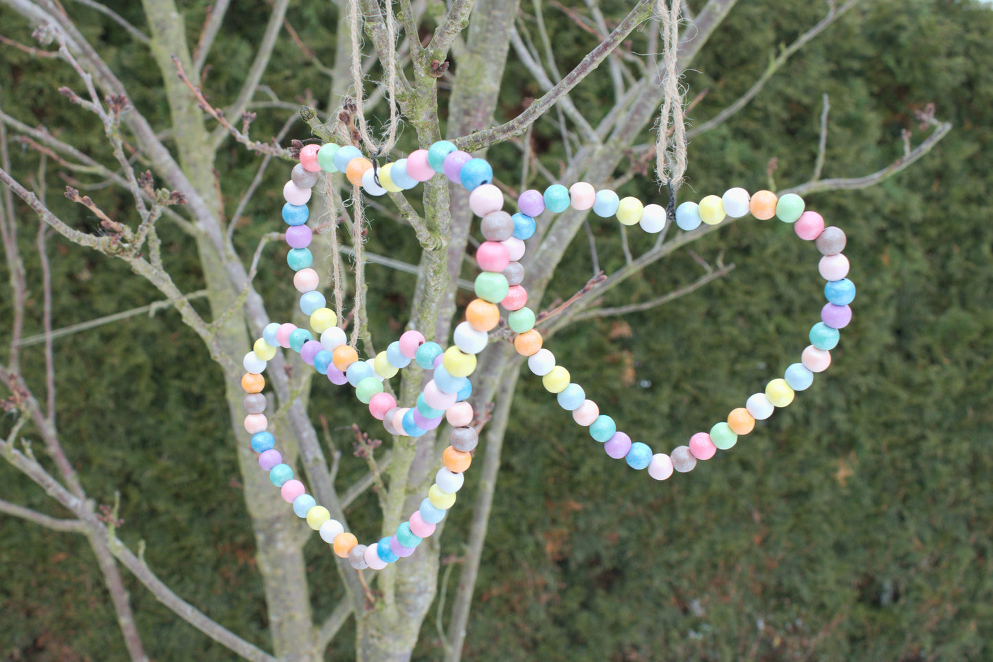 Deko-Anhänger aus bunten Holzperlen in Herzform – Skandi Home Deko mit Frühlingshafte Frühlingsgefühl