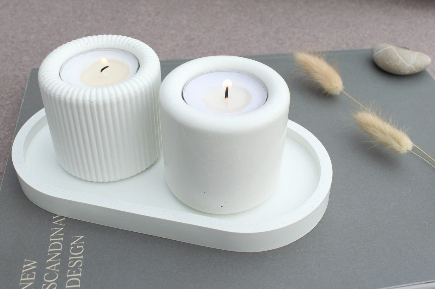 3er Set Kerzenhalter und Tablett aus weißem geriffelten und glatten Beton, Teelichthalter modern und industrial
