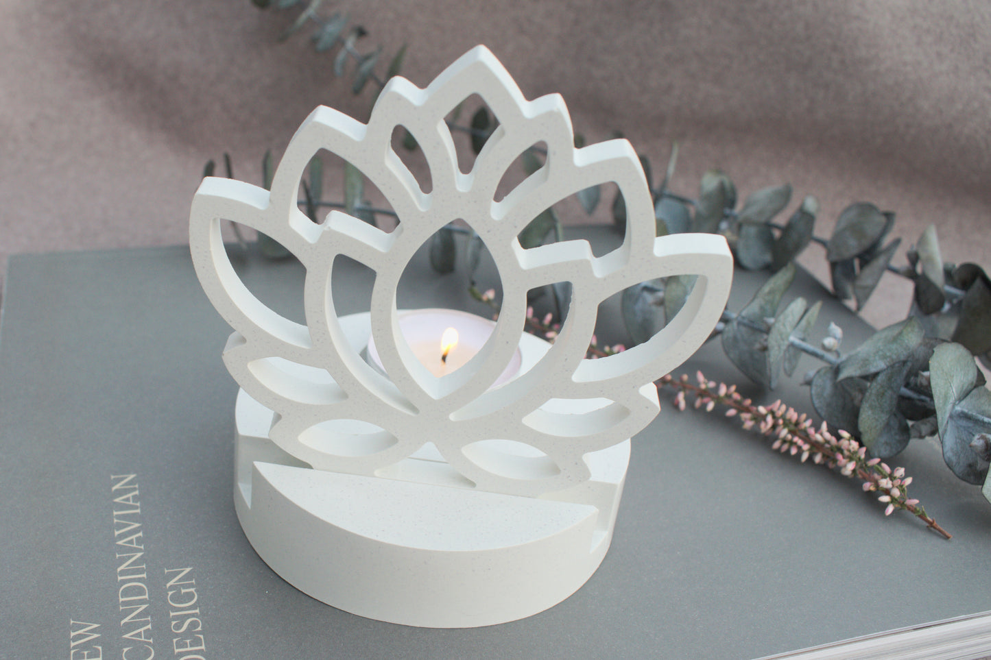 Skandi Kerzenhalter aus weißem Beton im minimalisatisches Design mit sanfter, wohltuender Atmosphäre für Yoga