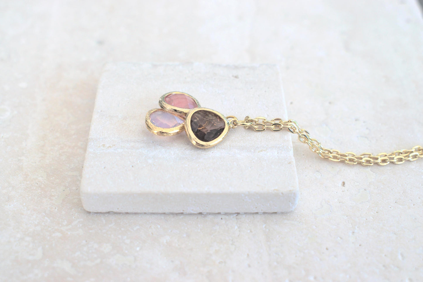 Goldene Kette mit rosa Anhängern, Kette zur Hochzeit, Frühlingskette, rosa Halskette, Blütenschmuck