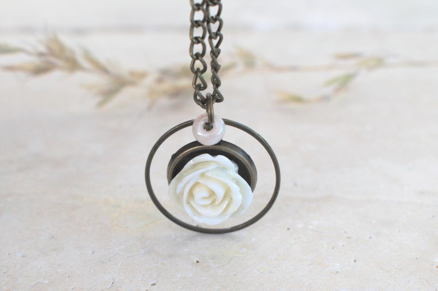 Romantische Kette, Kette mit Blüte, Kette mit Cabochon, Geschenk für Freundin