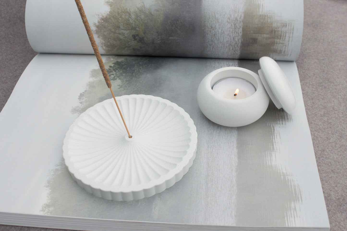 Set aus Räucherstäbchenhalter und Teelichthalter aus weißem Beton – Hygge & Spiritualität