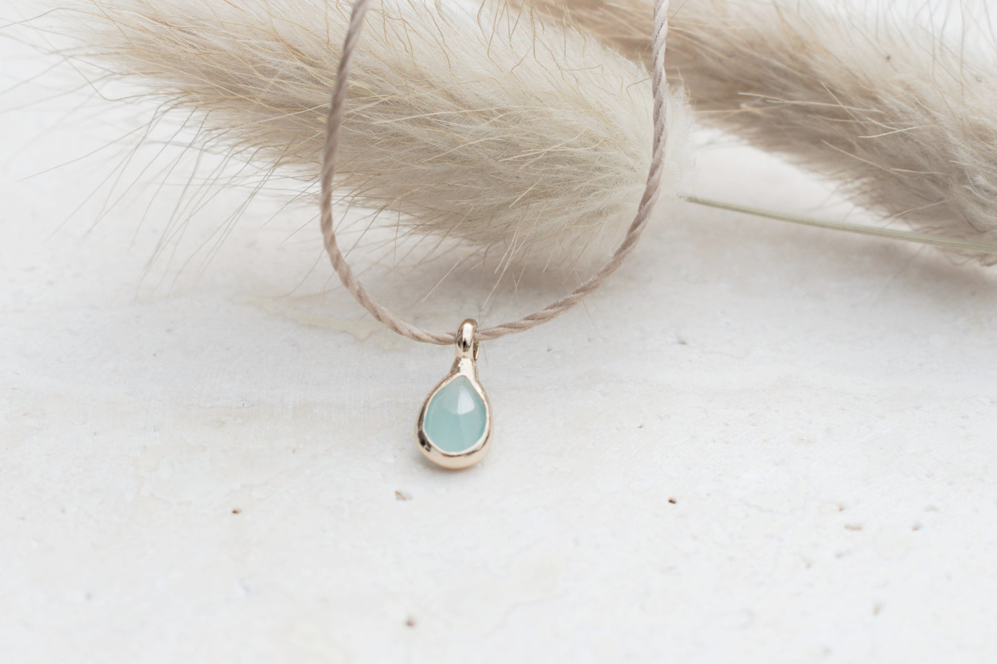 Minimalistische Kette mit türkis goldenem tropfen Anhänger