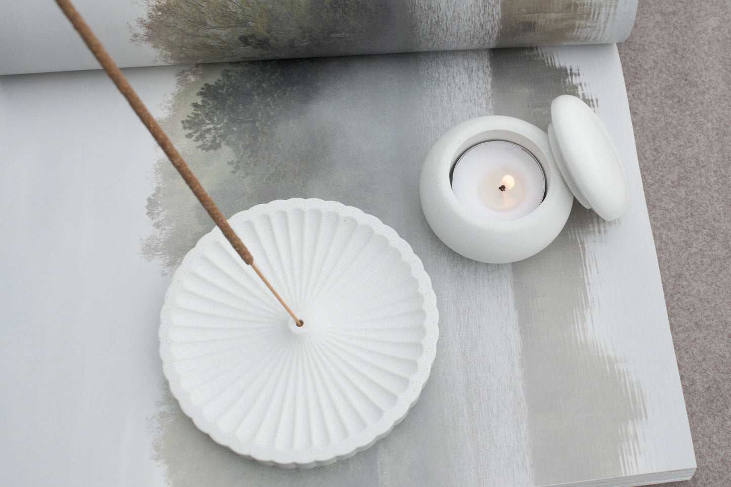 Set aus Räucherstäbchenhalter und Teelichthalter aus weißem Beton – Hygge & Spiritualität