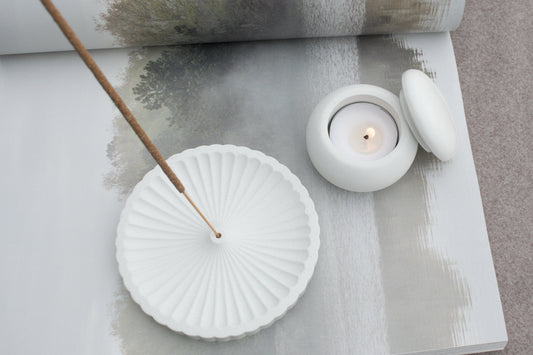 Set aus Räucherstäbchenhalter und Teelichthalter aus weißem Beton – Hygge & Spiritualität