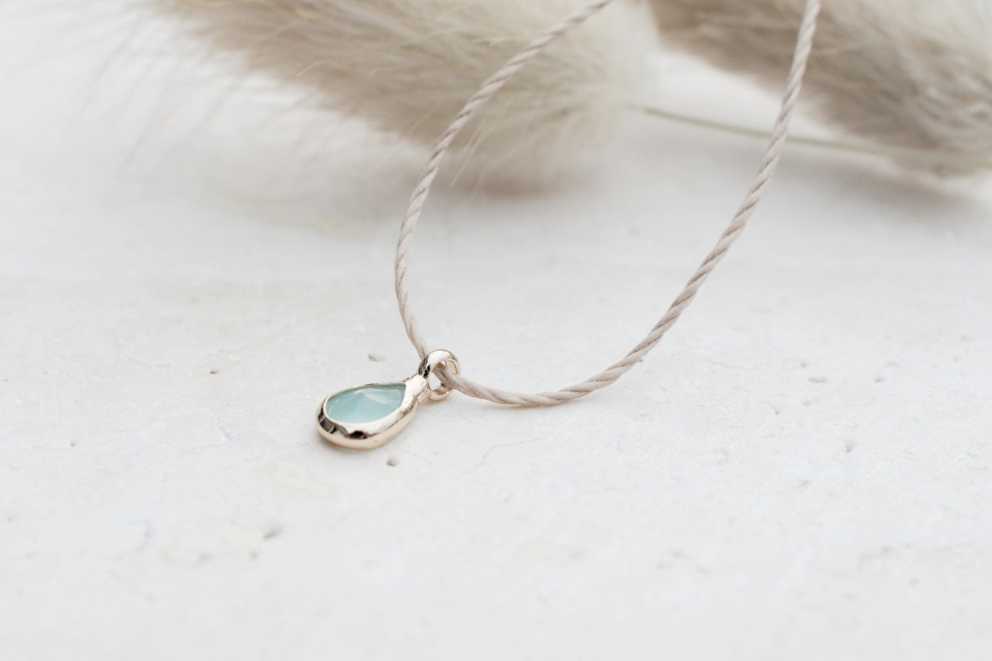 Minimalistische Kette mit türkis goldenem tropfen Anhänger