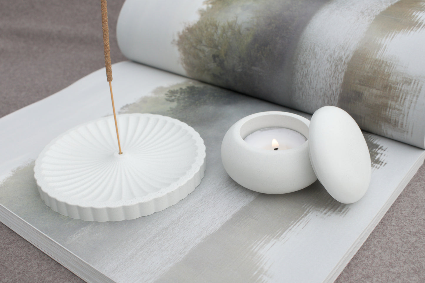 Set aus Räucherstäbchenhalter und Teelichthalter aus weißem Beton – Hygge & Spiritualität