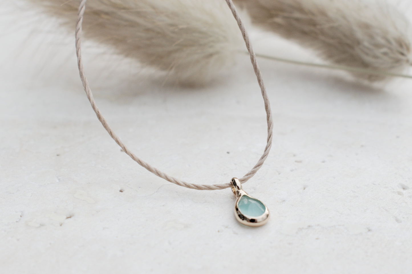 Minimalistische Kette mit türkis goldenem tropfen Anhänger