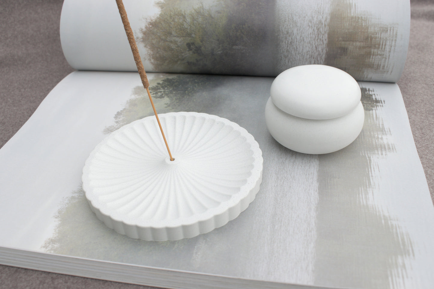 Set aus Räucherstäbchenhalter und Teelichthalter aus weißem Beton – Hygge & Spiritualität