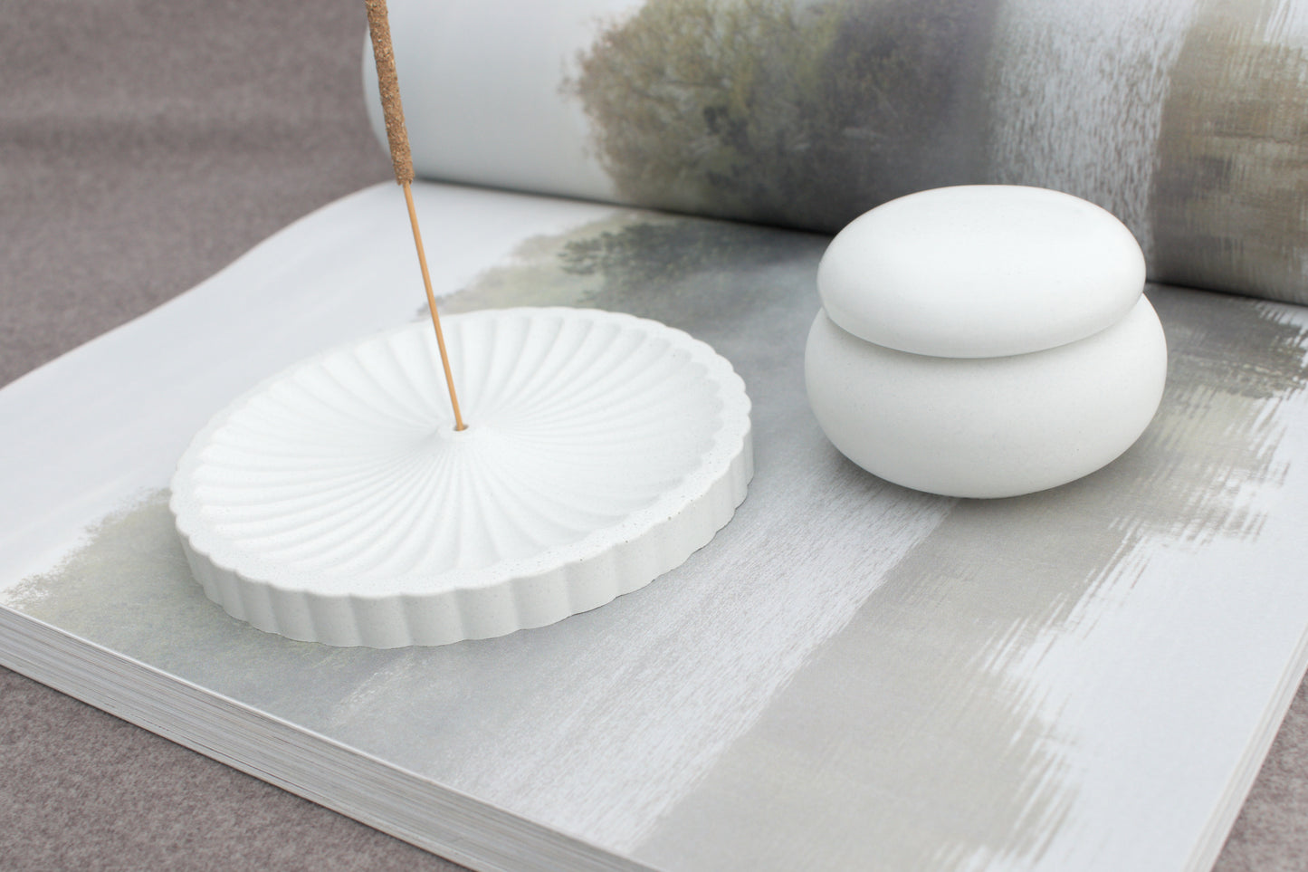 Set aus Räucherstäbchenhalter und Teelichthalter aus weißem Beton – Hygge & Spiritualität