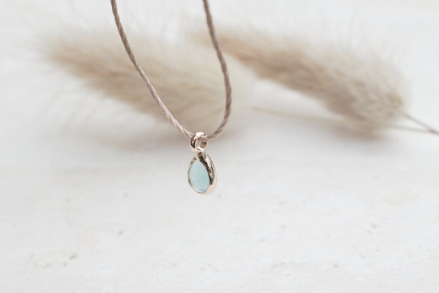 Minimalistische Kette mit türkis goldenem tropfen Anhänger