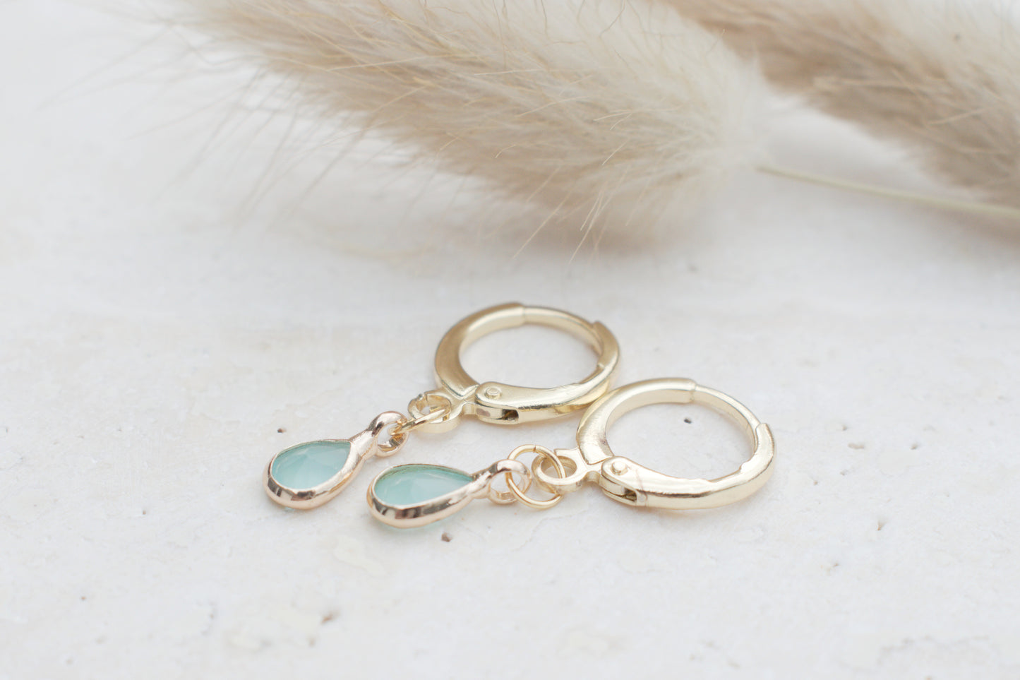 Zarte minimalistische goldenen Ohrringe mit elegantem türkisen tropfenförmigen Anhängern