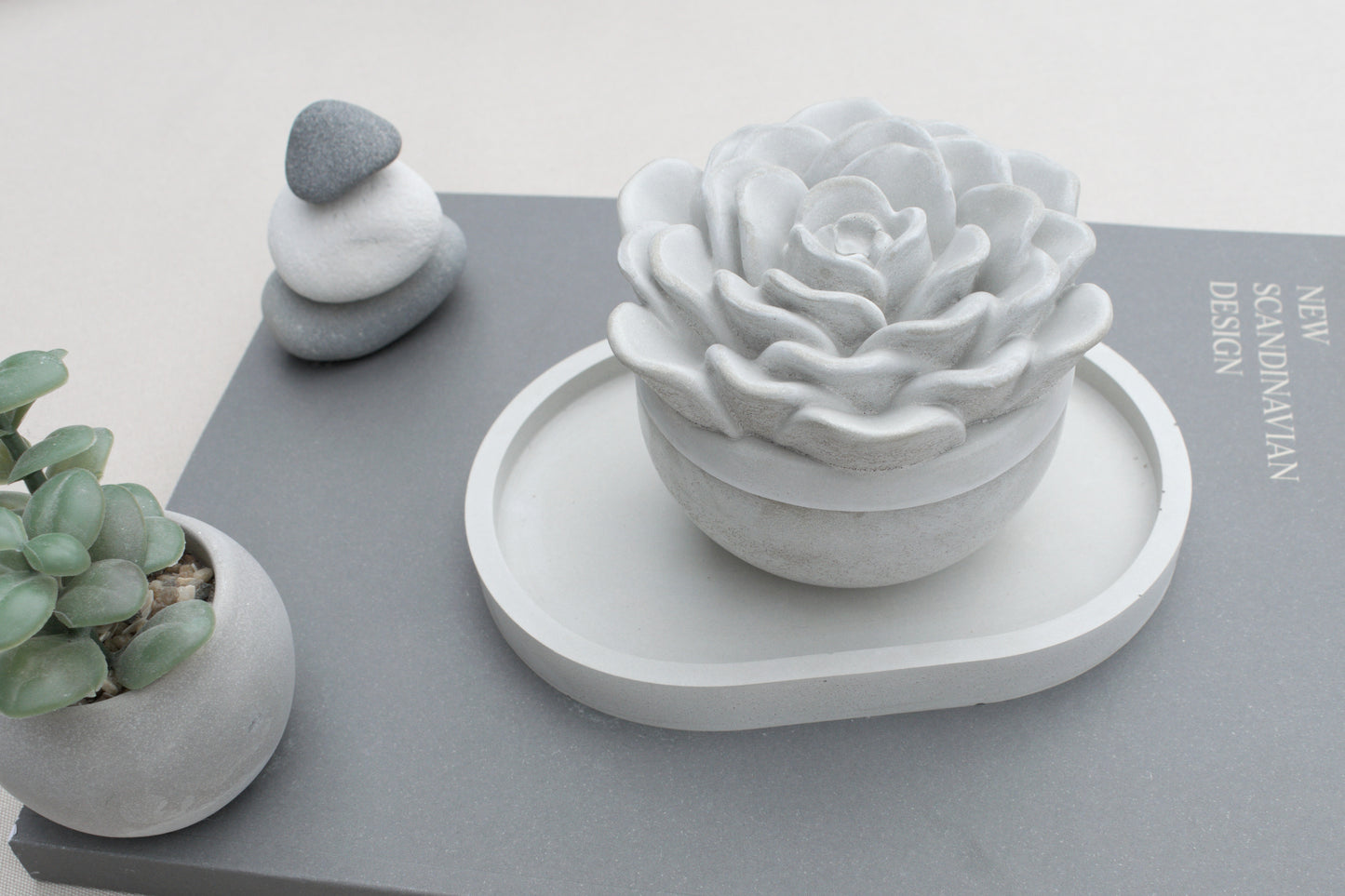 Edle Betonschale als Teelichthalter mit Blumendeckel und kleinem Tablett – Skandi Design in Grau