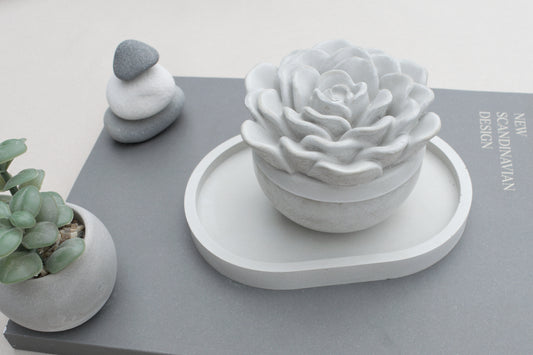 Edle Betonschale als Teelichthalter mit Blumendeckel und kleinem Tablett – Skandi Design in Grau