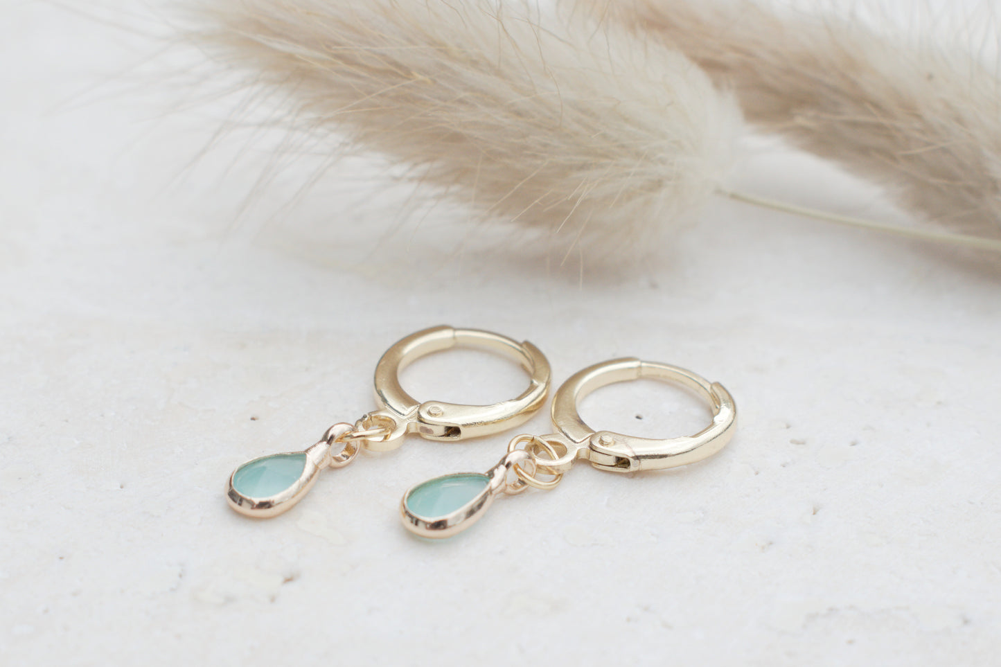 Zarte minimalistische goldenen Ohrringe mit elegantem türkisen tropfenförmigen Anhängern