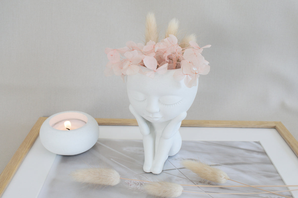 Kopfvase aus weißem Beton | Sitzendes Mädchen Figur für Trockenblumen | Moderner Pflanzkopf & Deko Objekt minimalistisch