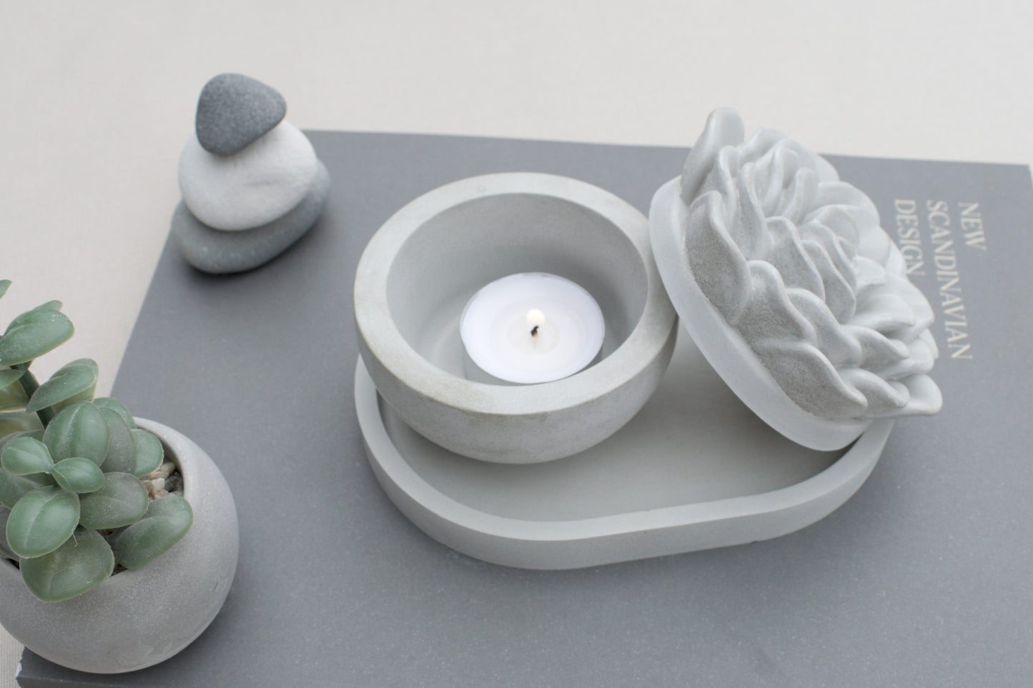 Edle Betonschale als Teelichthalter mit Blumendeckel und kleinem Tablett – Skandi Design in Grau