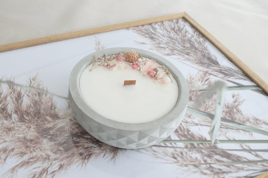 Handgemachte vegane Kerze, Duftkerze mit getrockneten Blüten, Holzdochtkerze, Vanillekerze, Soyakerze, Kerze mit Beton, handgegossene Kerze