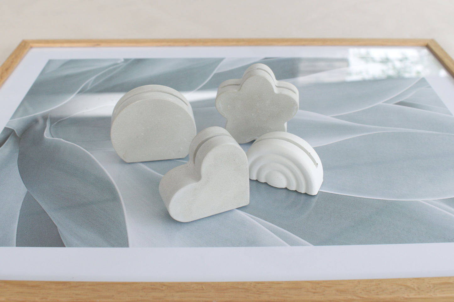 Fotohalter aus Beton, Fotoaufsteller, Tischdeko Hochzeit,  Visitenkartenhalter Herz, Blume, Kreis oder Regenbogen, Kartenhalter aus Beton